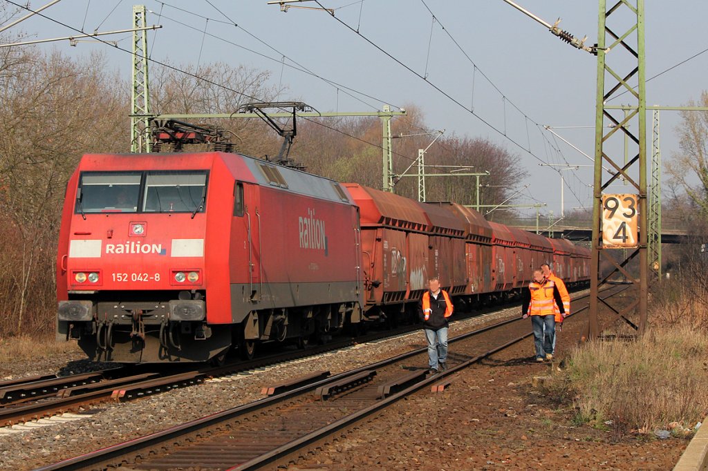 152 042-8 am Morgen des 21.03.2012 in Bonn Oberkassel , man beachte die Kollegen einer Baufirma, die zeigen, wie man sich nicht im Gleis aufh�lt ..... 