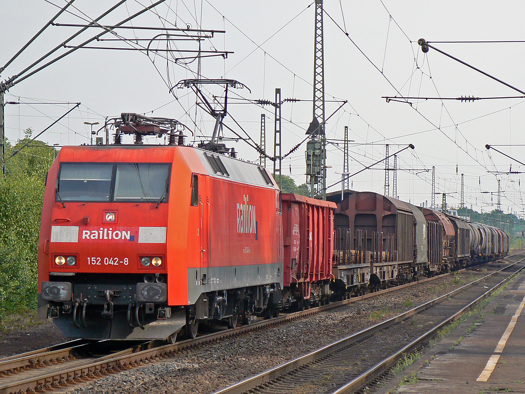152 042-8 durchf�hrt den Bf. Opladen, aufgenommen am 01.07.2010