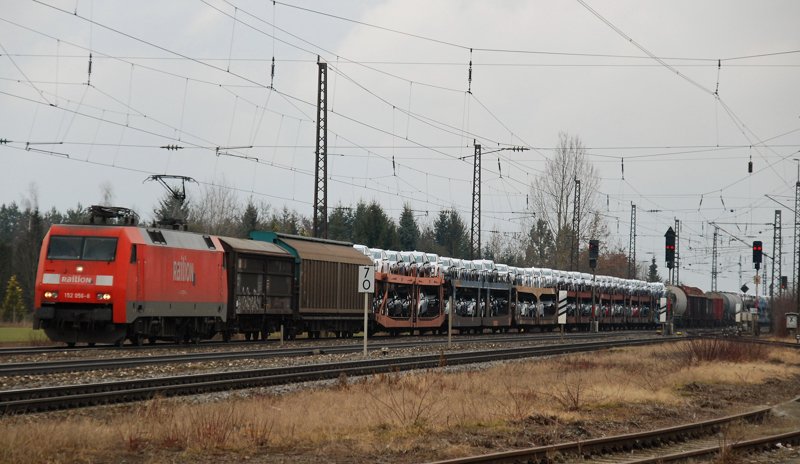152 056-8, aufgenommen am 02.03.10, bei der Durchfahrt mit einem gemischten G�terzug durch Gersthofen, Strecke Donauw�rth-Augsburg.
