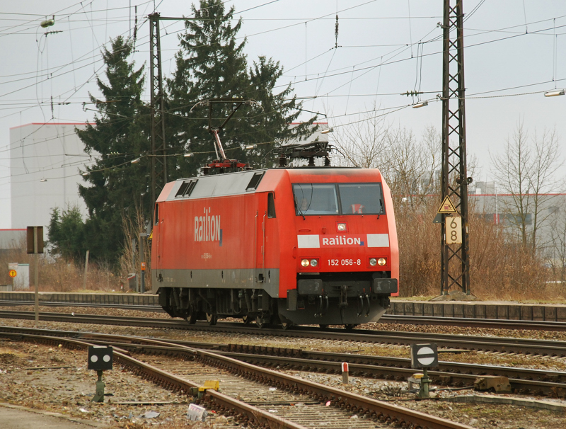 152 056-8, aufgenommen bei einer Solodurchfahrt durch Gersthofen, am 10.03.11.