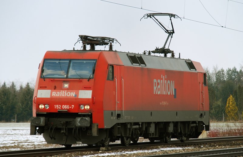 152 066-7, aufgenommen am 09.03.10, bei einer Solodurchfahrt durch Gersthofen, Strecke Donauw�rth-Augsburg.