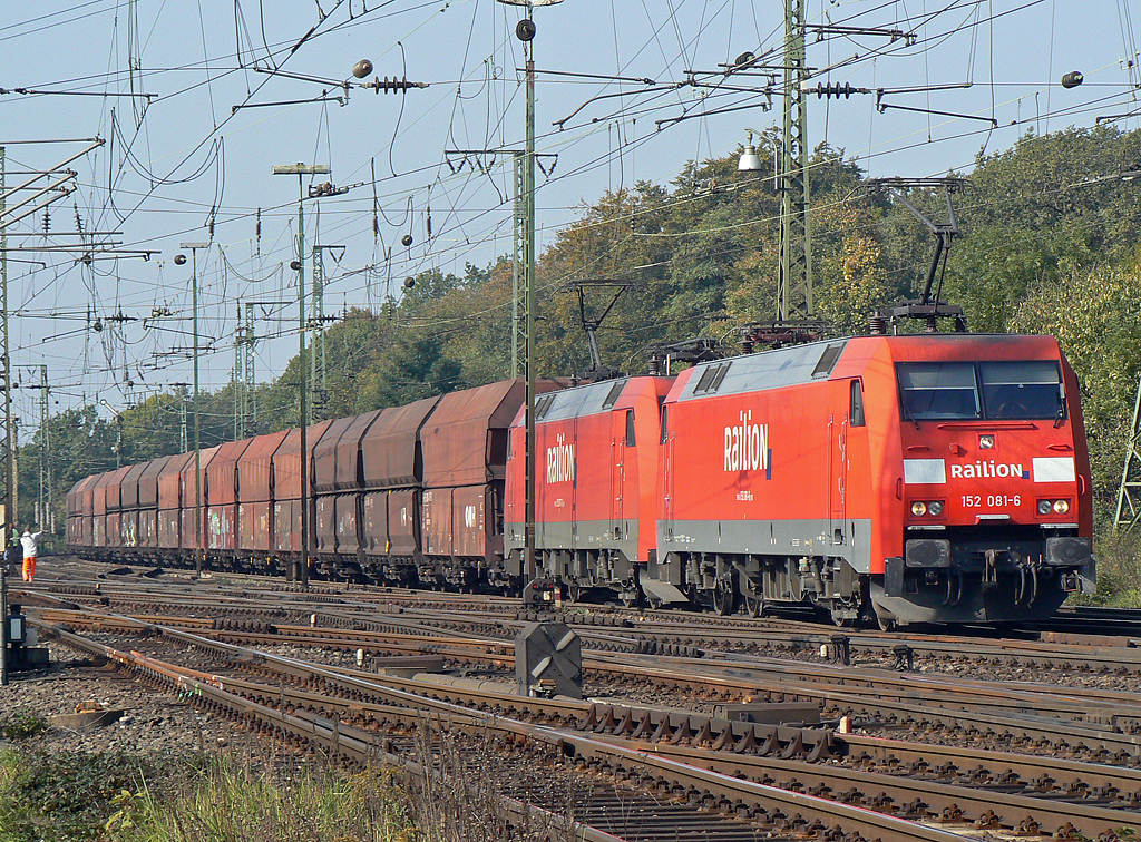 152 081-6 mit Schwesterlok an einem Kohlezug in Gremberg am 13.10.2010