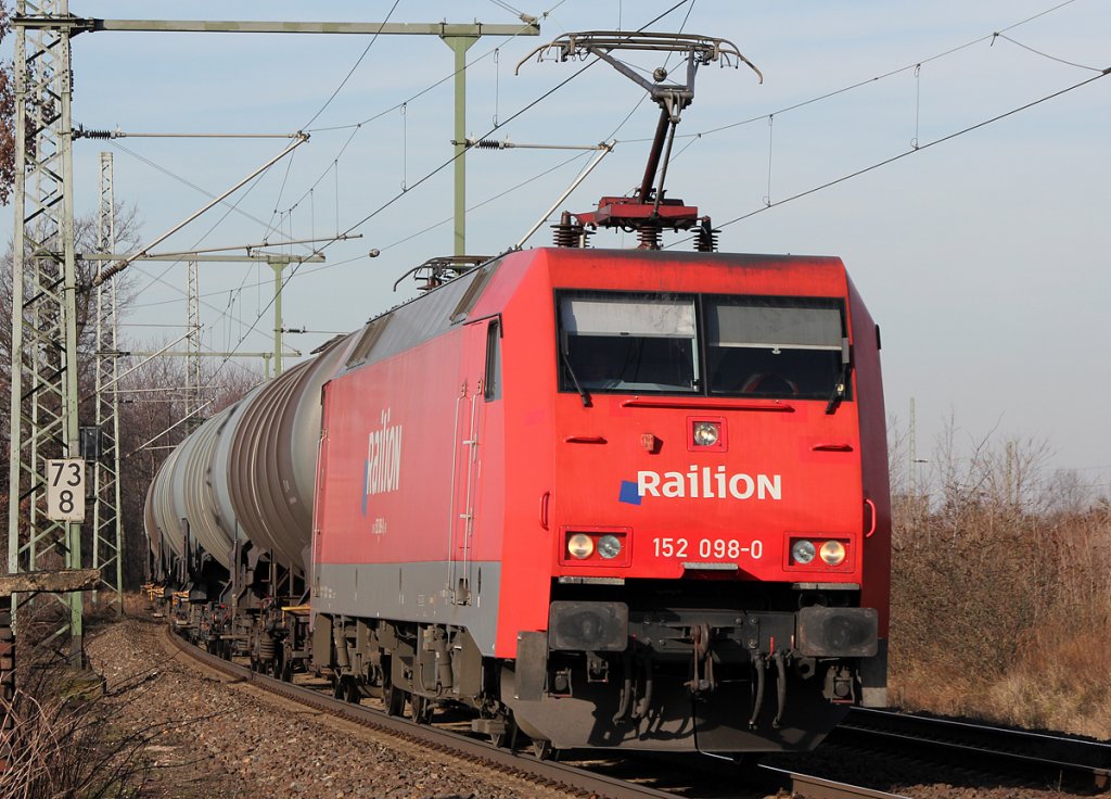 152 098-0 mit Kesselzug in Porz Wahn am 09.02.2011