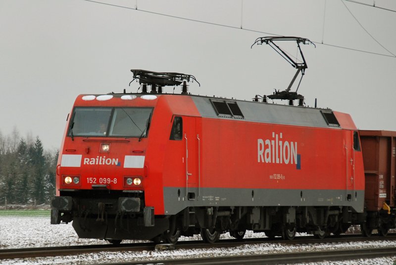 152 099-8, aufgenommen am 14.12.09, bei der Durchfahrt durch Gersthofen, Strecke Donauw�rth-Augsburg.