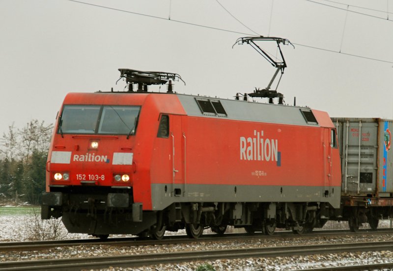 152 103-8, aufgenommen am 16.12.09, bei der Durchfahrt durch Gersthofen, Strecke Donauw�rth-Augsburg.