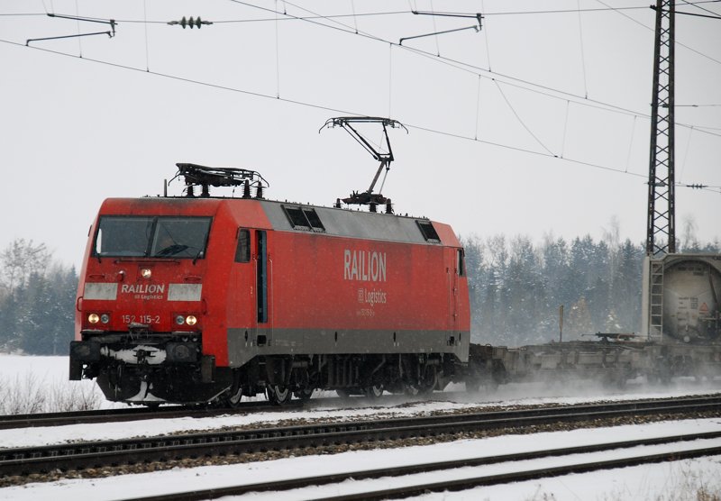 152 115-2, aufgenommen am 15.02.10, bei der Durchfahrt durch Gersthofen, Strecke Donauw�rth-Augsburg.