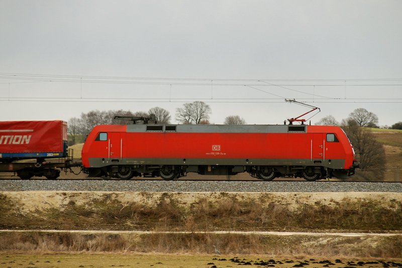 152 129-3, aufgenommen am 26.02.10, auf der Strecke Ulm-Augsburg, kurz nach Burgau.