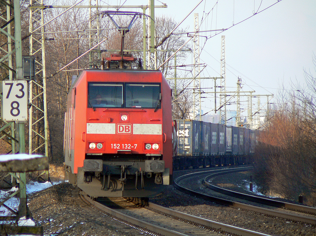 152 132-7 mit Samskip Containerzug in Porz Wahn am 15.12.2010