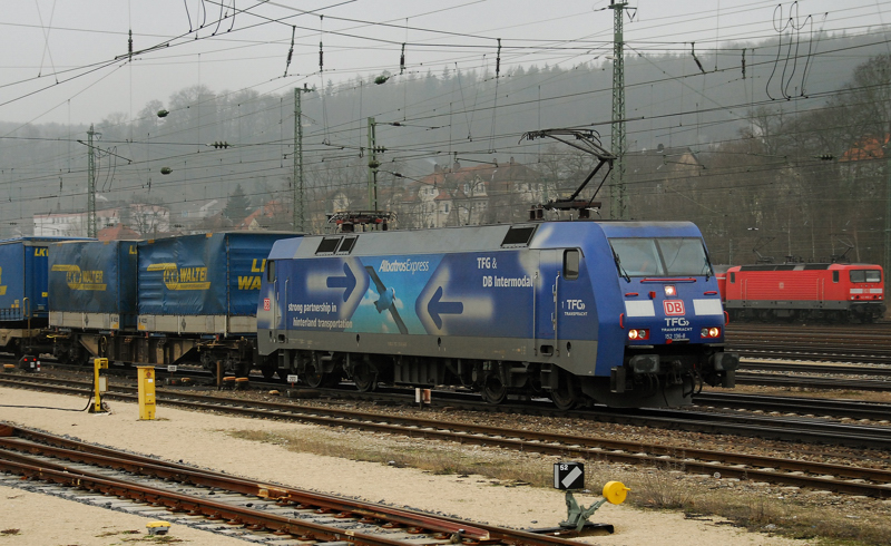 152 136-8, Albatros, aufgenommen am 19.02.11, bei der Durchfahrt durch Treuchtlingen.