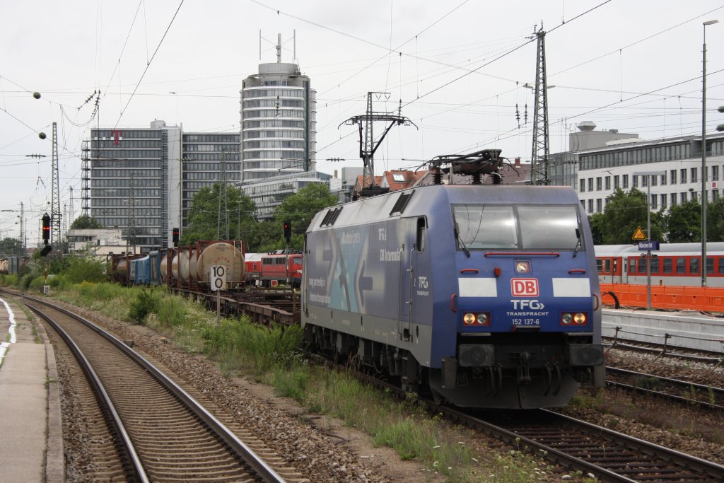 152 137 mit einem Containerzug in M�nchen Ost am 29.07.2010

