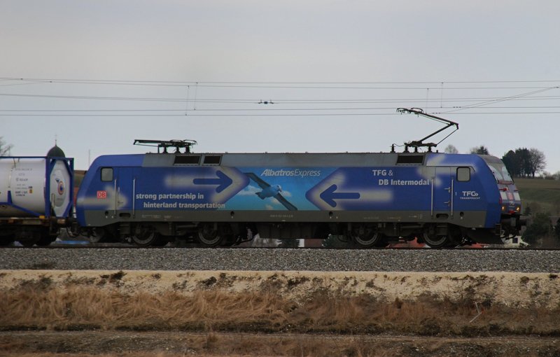 152 138-4, Albatros-Express, aufgenommen am 26.02.10, auf der Strecke Ulm-Augsburg, kurz nach Burgau.