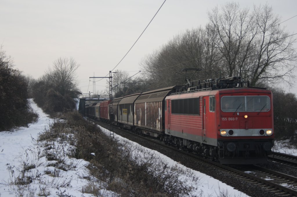 155 060 mit einem G�terzug in Ahlten am 04.01.2011