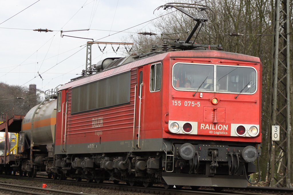 155 075-5 bei der Durchfahrt in Duisburg-Neudorf am 20.03.10