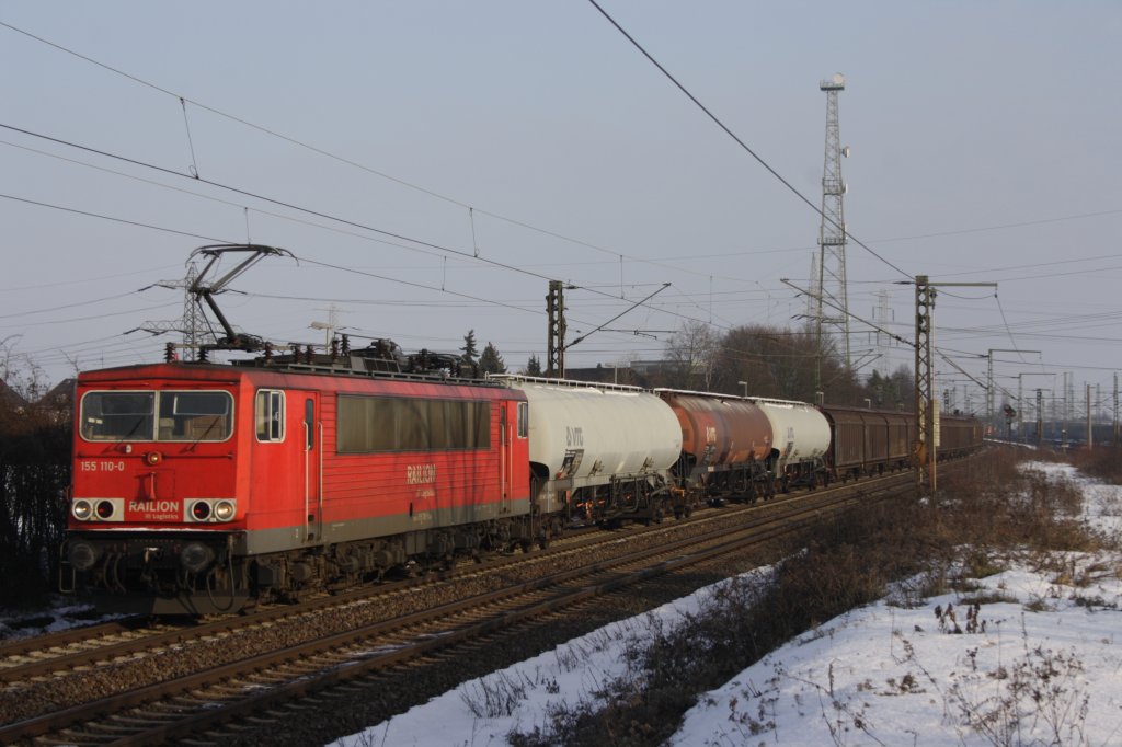 155 110 mit einem G�terzug am 04.01.2011 in Ahlten