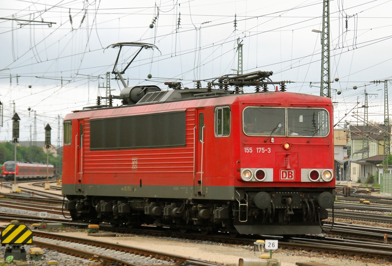 155 175-3, aufgenommen am 15.05.10, bei der Ausfahrt aus Treuchtlingen.