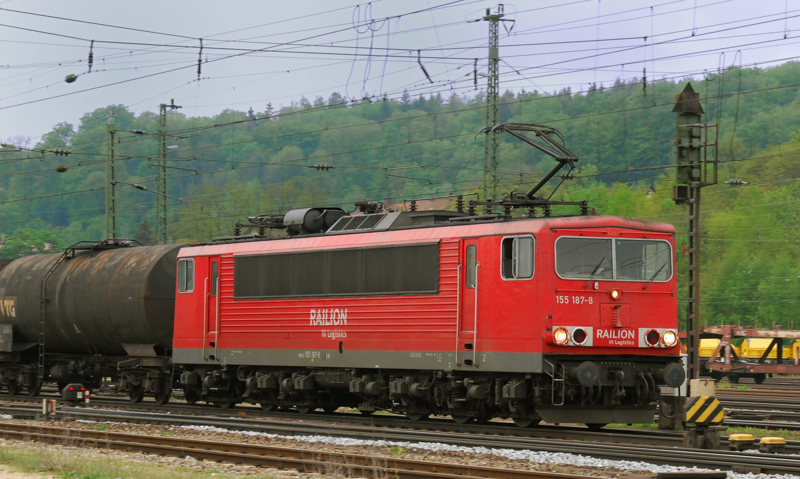 155 187-8, aufgenommen am 03.05.11, bei der Durchfahrt durch Treuchtlingen.