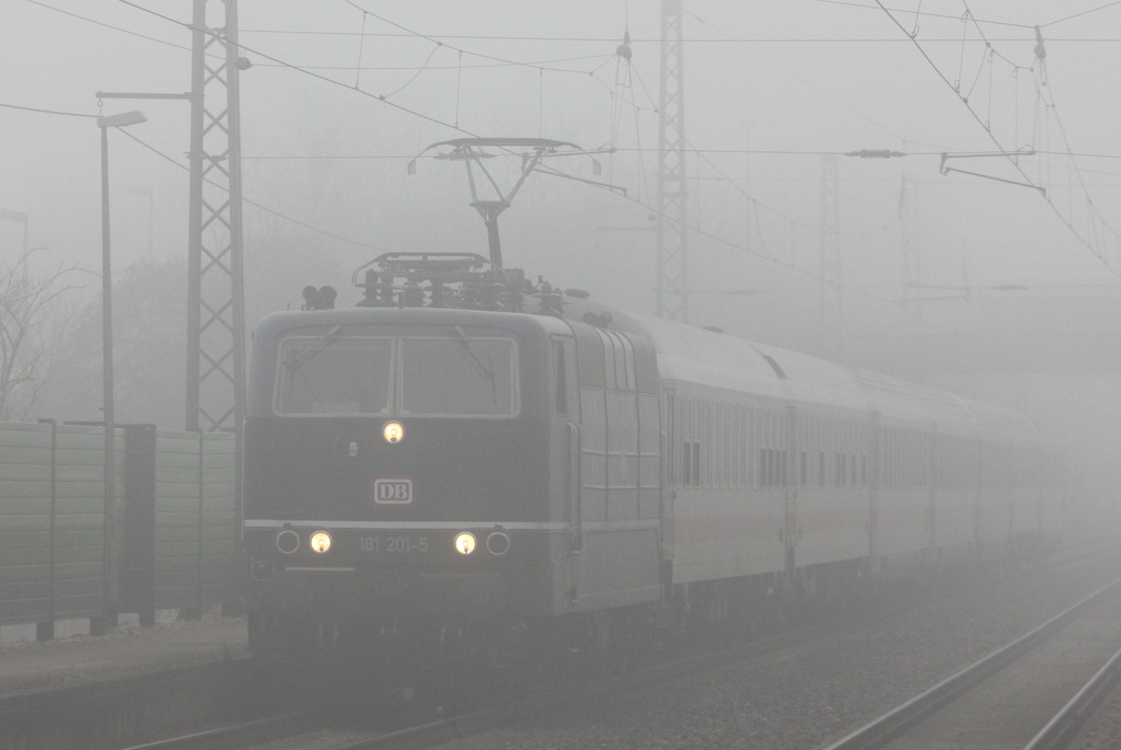 181 201 kommt am 09.02.2011 in Koblenz-G�ls durch den Nebel