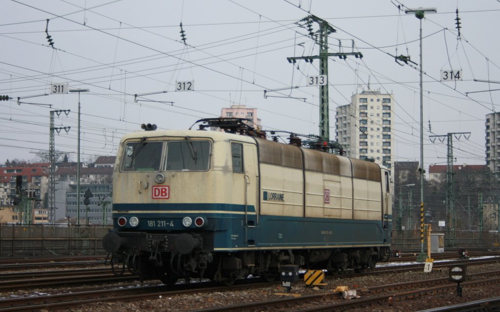 181 211-4 Lorianne mal leicht von unten. Also Photograph legt man sich auch gerne mal in den Dreck und macht ein geiles Photo.

Patrick E.