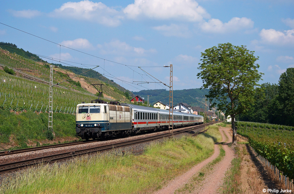 181 211-4 mit dem IC 134 nach Luxembourg am 21.05.2011 in Pommern(Mosel).