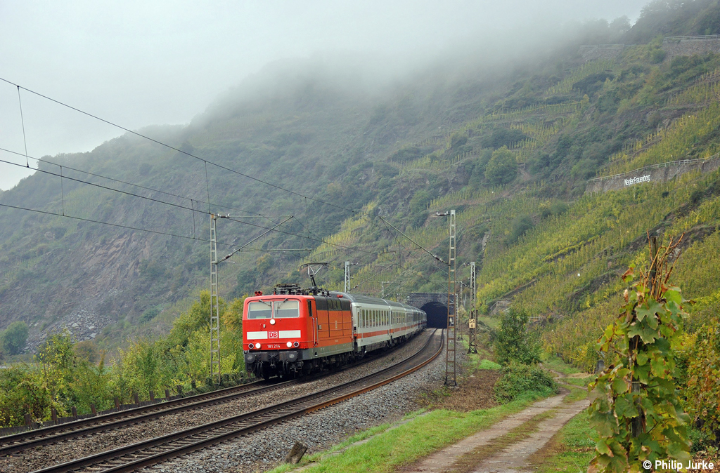 181 214-8  Mosel  mit dem IC 338 nach Luxembourg am 23.10.2010 in Neef.