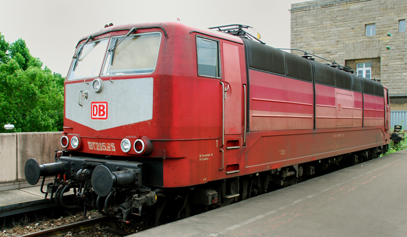 181 215-5, aufgenommen am 11.06.10, am Rand des Hauptbahnhofes Stuttgart.