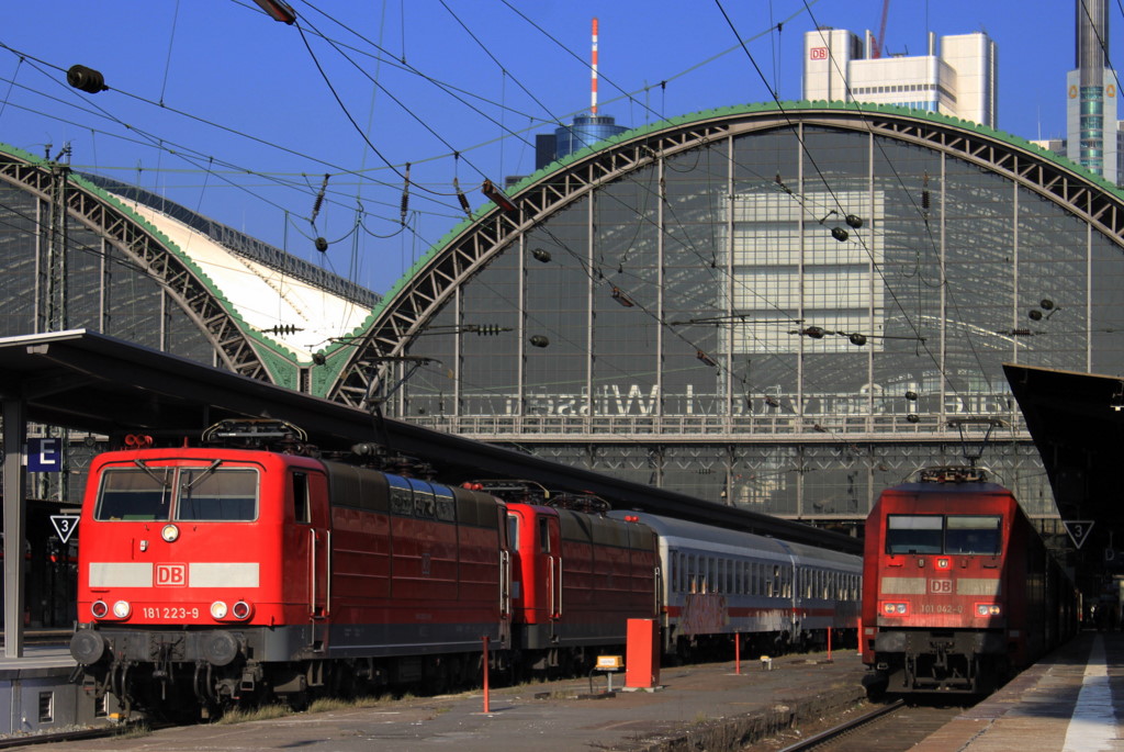 181 233 und 101 042 stehen sich am 06.03.2011 im Frankfurter Hbf gegeneinander. Die zweite 181er lief im Schlepp