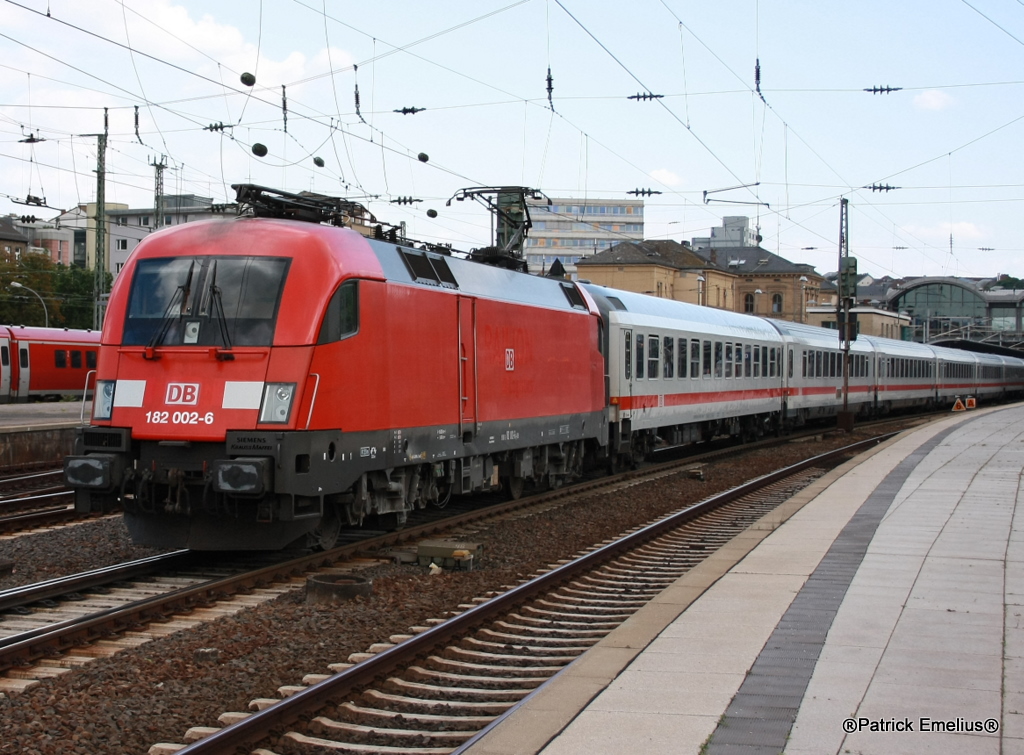 182 002-6 mit dem IC 2022 aus dem Mainzer Hbf aus, am 22.06.2010 