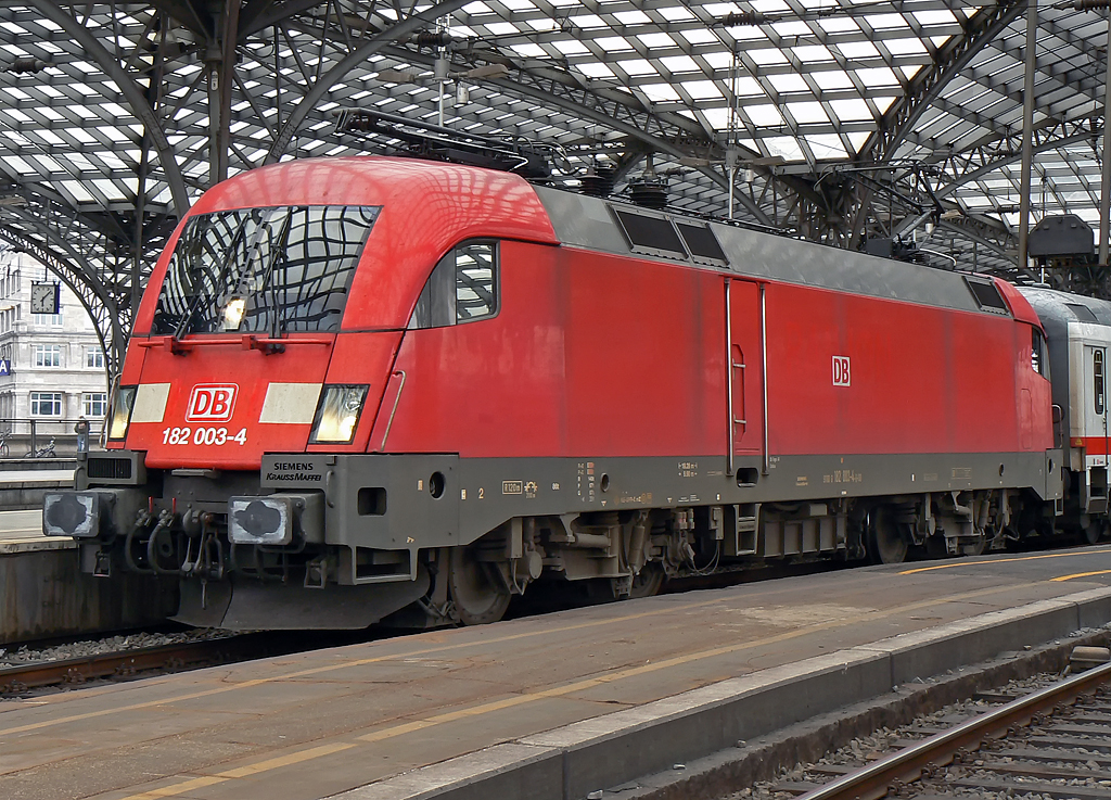 182 003-4 am IC2022 in K�ln Hbf am 27.08.2010