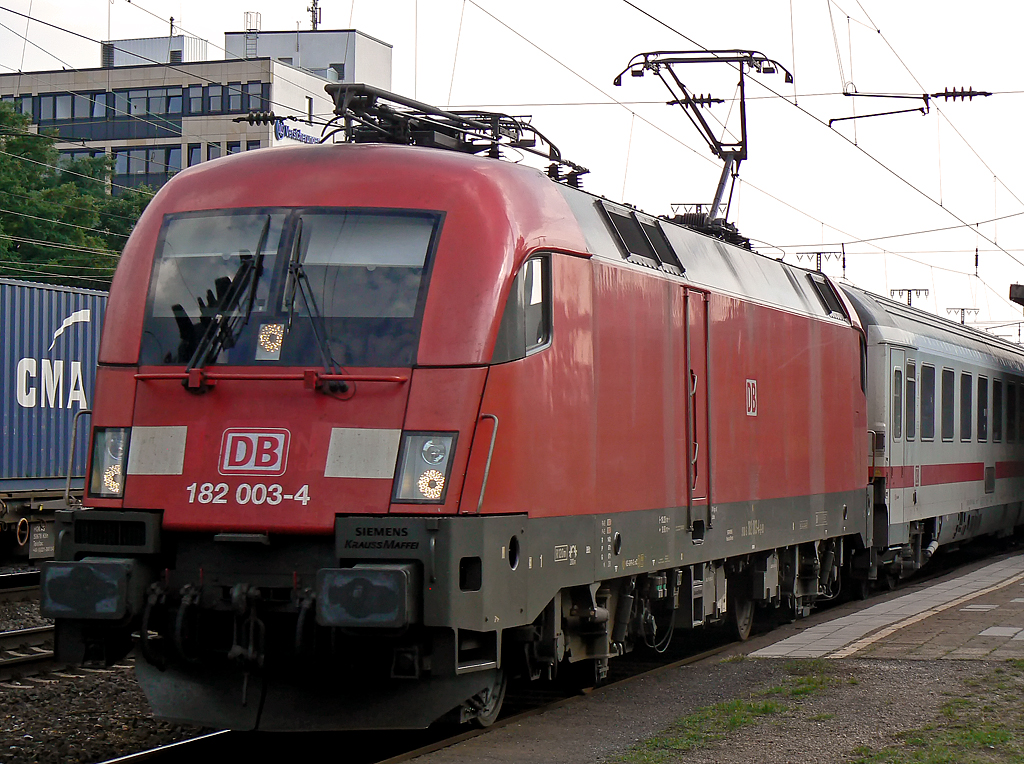 182 003-4 am IC2022 in K�ln-West am 30.07.2010