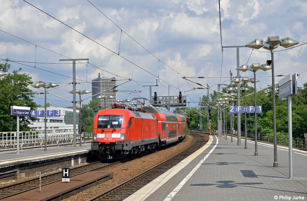 182 005-9 mit dem RE 37410 nach Wittenberge am 04.08.2012 bei der Einfahrt in den Bahnhof Zoologischer Garten in Berlin.