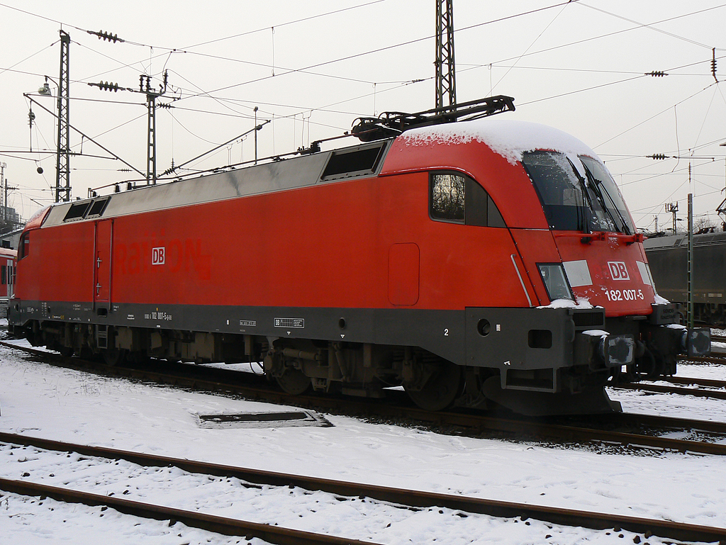 182 007-5 steht mit nur einem Panto in K�ln Deutzerfeld 03.12.2010