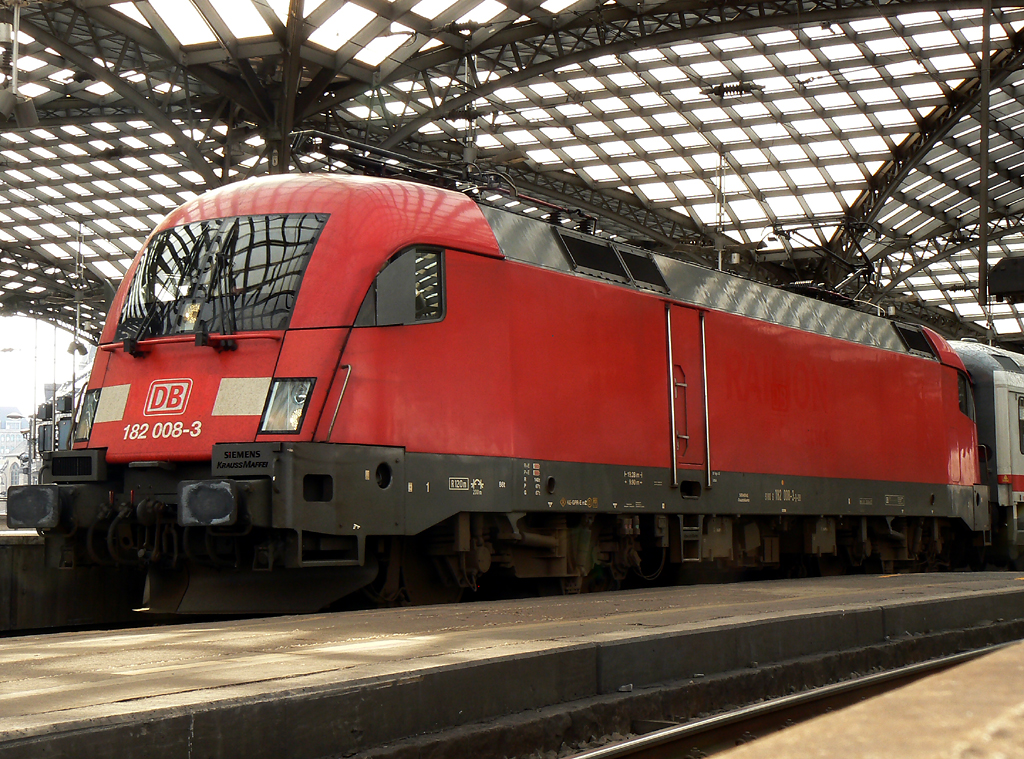 182 008-3 am IC2022 nach HH-Altona in K�ln Hbf. Gleis 5 , aufgenommen am 17.06.2010