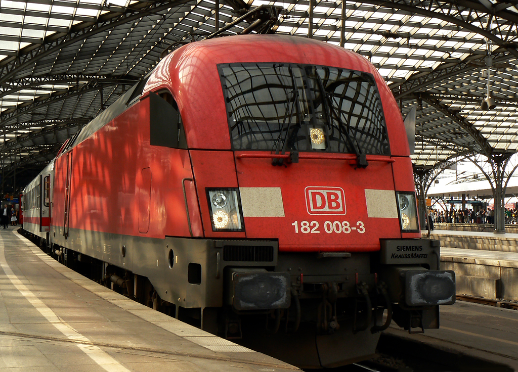 182 008-3 am IC2022 nach HH-Altona in K�ln Hbf. Gleis 5 , aufgenommen am 17.06.2010
