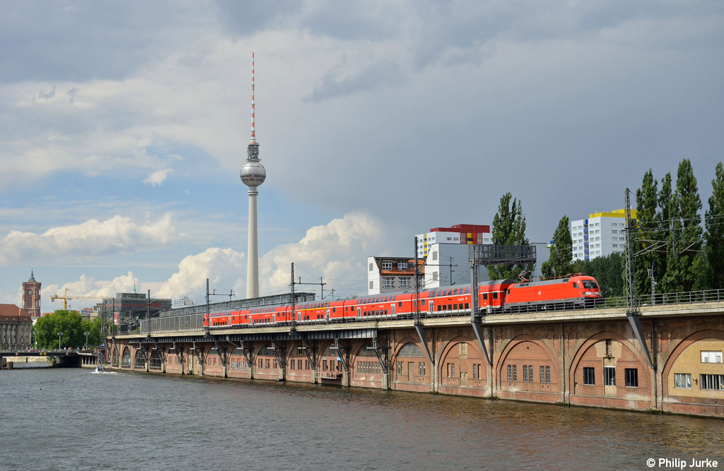 182 009-1 mit dem RE 18181 nach Frankfurt(Oder) am 04.08.2012 an der Jannowitzbr�cke.