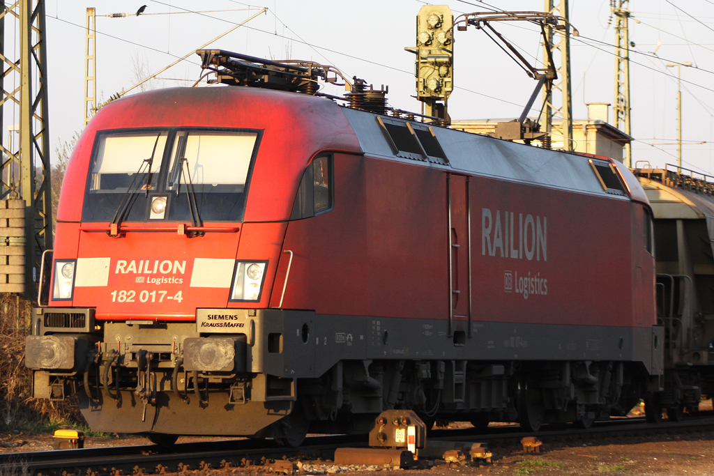 182 017-4 bei der Ausfahrt in Passau Gbf am 06.04.10