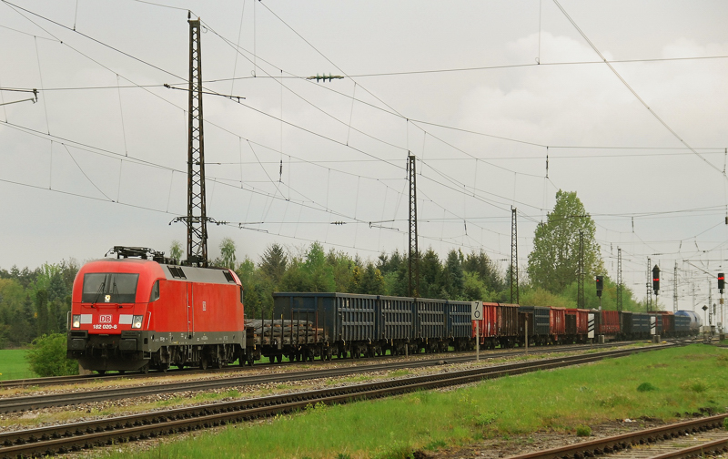 182 020-8, aufgenommen am 27.04.11, bei der Durchfahrt durch Gersthofen.