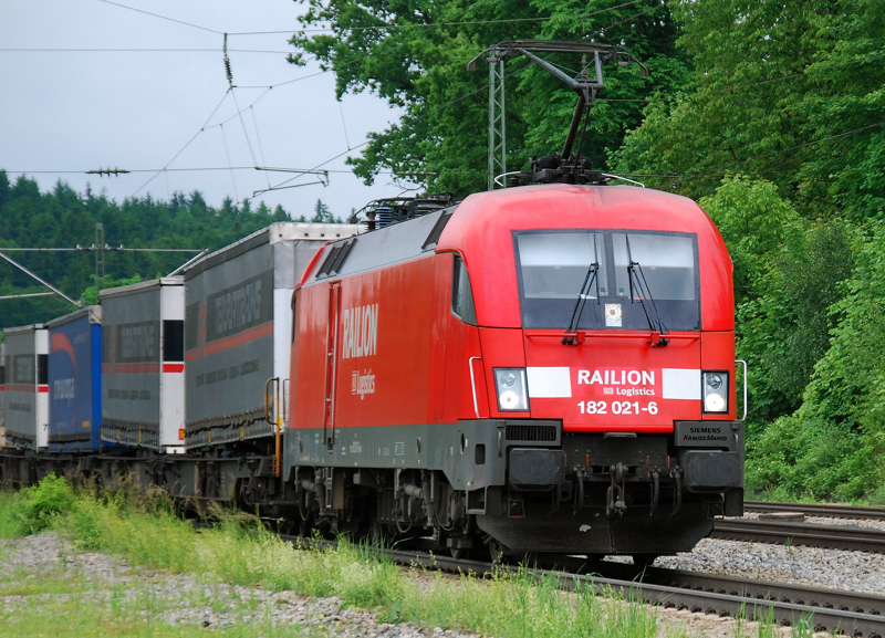 182 021-6, aufgenommen am 31.05.10, bei der Durchfahrt durch A�ling.