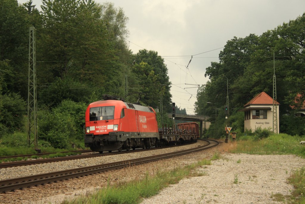 182 021 mit einem G�terzug in A�ling am 30.07.2010