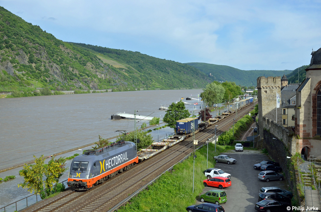 182 502-5  242.502 - ZURG  mit dem DGS 42710 von Trier Ehrang Nord nach Helsingborgs Central am 02.06.2013 bei Oberwesel.
