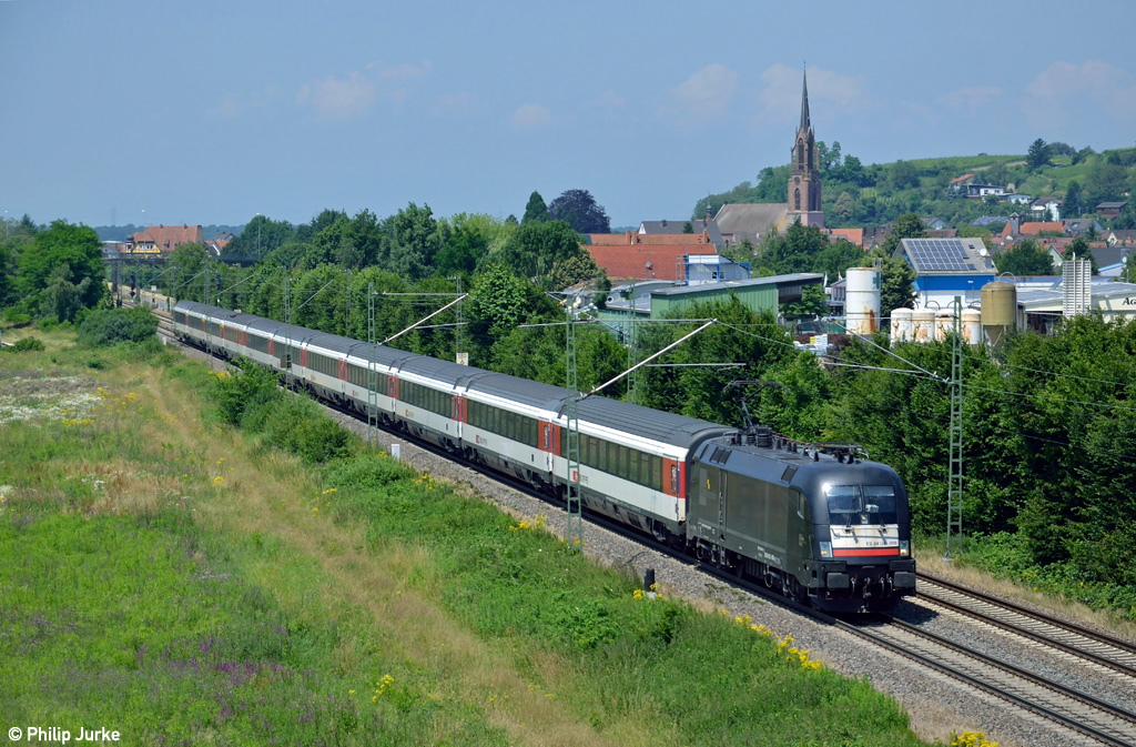 182 509-0 mit dem EC 7 von Hamburg-Altona nach Chur am 06.07.2013 bei Teningen-Mundingen.
