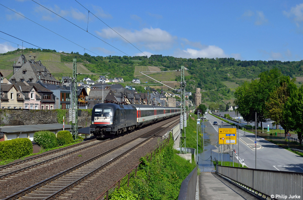 182 572-8 mit dem EC 7 von Dortmund nach Chur am 02.06.2013 bei Oberwesel.
