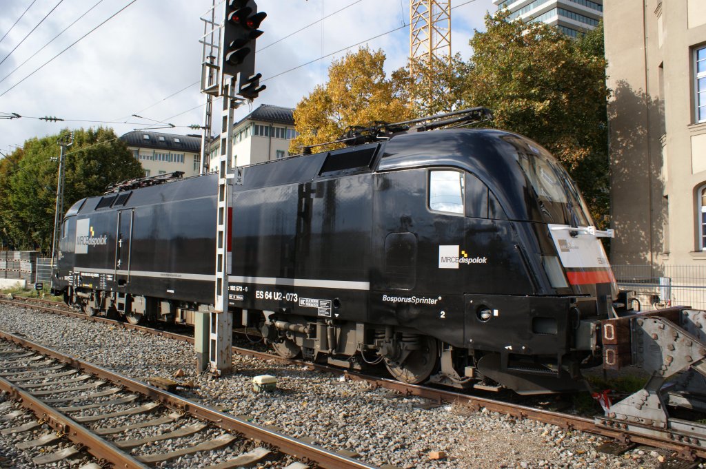 182 573 steht frisch lackiert am 12.10.2009 im M�nchener Hauptbahnhof