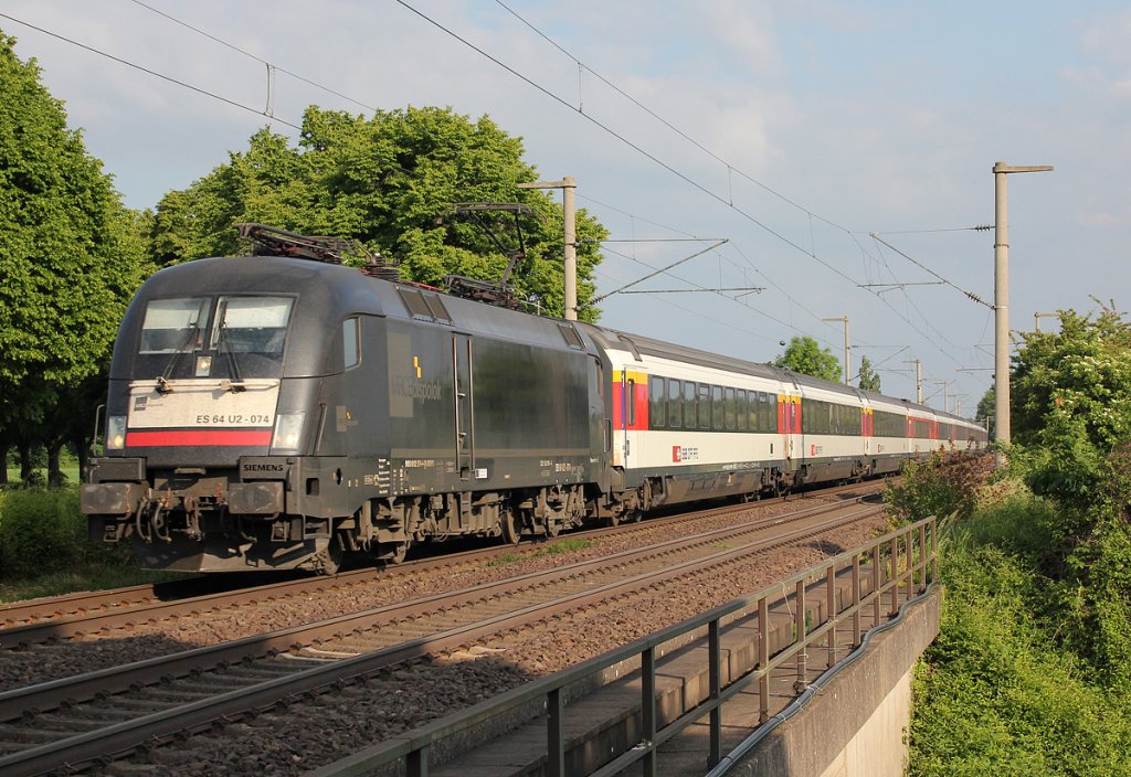 182 574 / ES 64 U2-074 am EC6 bei Br�hl am 04.06.2013