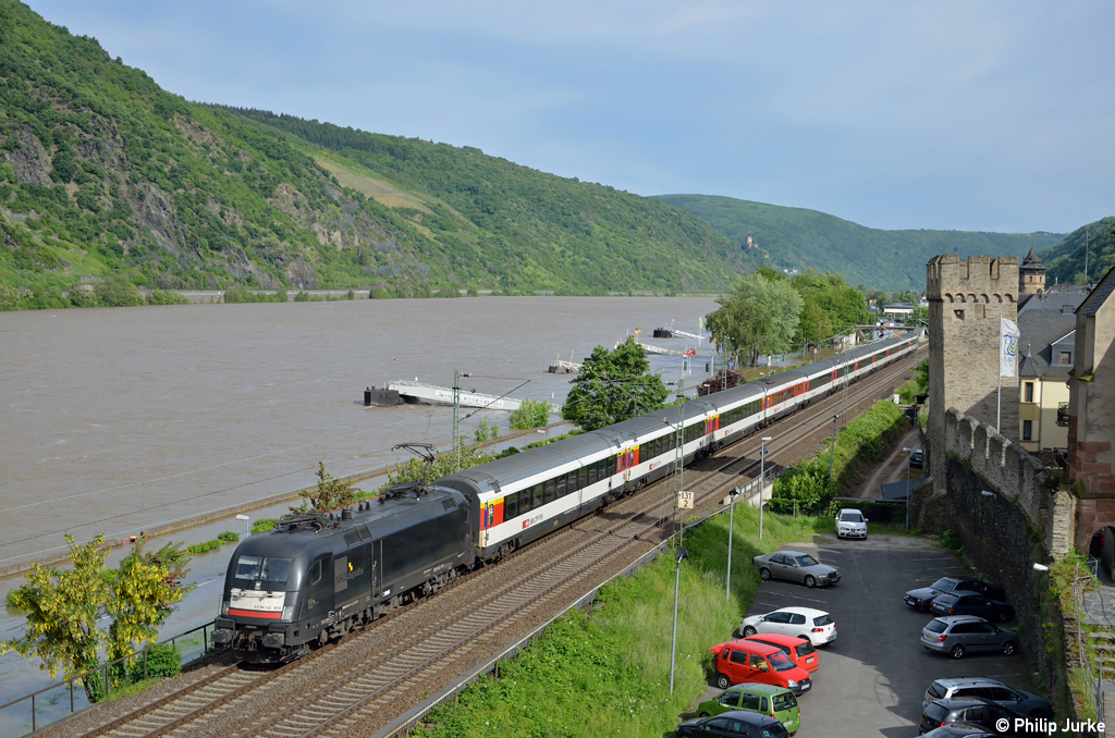 182 574-4 mit dem EC 6 von Chur nach Hamburg-Altona am 02.06.2013 bei Oberwesel.
