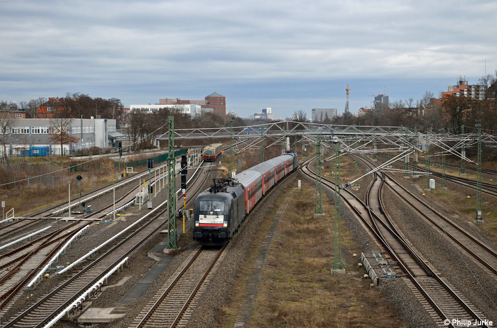 182 597-5 und 182 502-5 mit dem RE 37311 nach Ludwigsfelde am 30.12.2012 in Berlin-S�dkreuz.