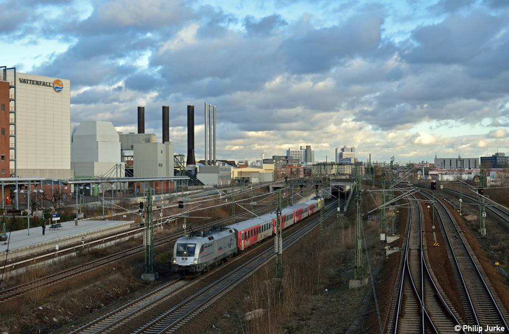 182 600-7 und 182 512-4 mit dem RE 37318 nach Rathenow am 30.12.2012 am Berliner Westhafen.