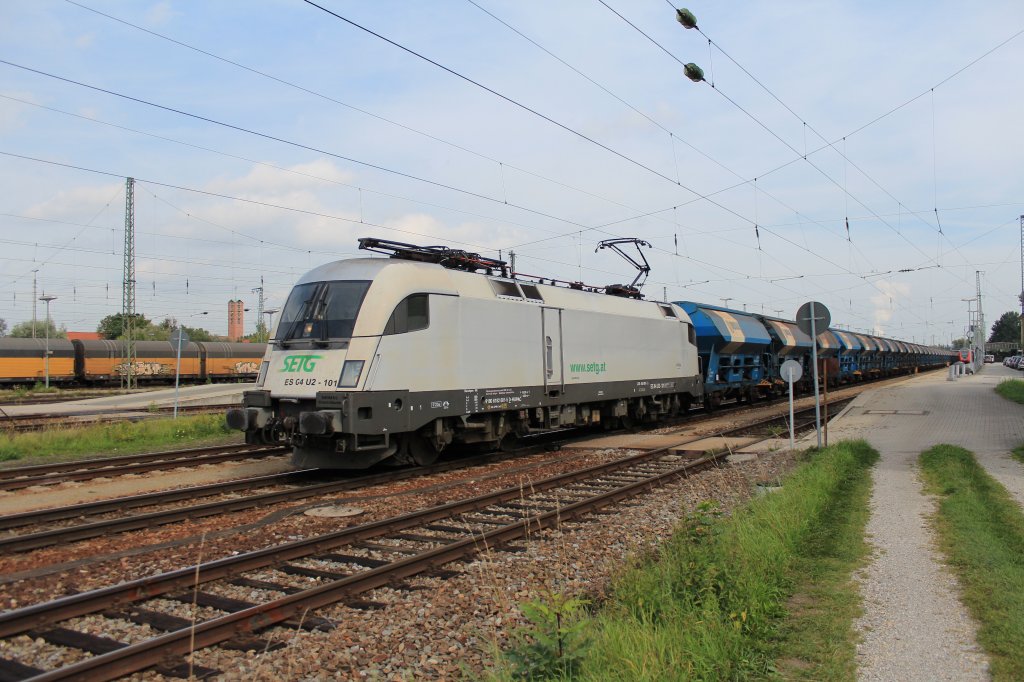 182 601-5 der  SETG  (Salzburger Eisenbahn Transportlogistik GmbH) am 17. September 2012 beim Halt im Bahnhof von M�hldorf am Inn.