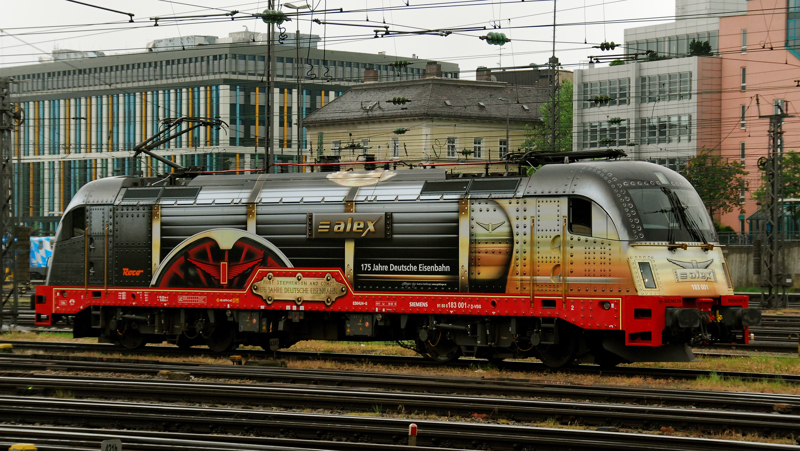 183 001,  175 Jahre Deutsche Eisenbahn , aufgenommen am 12.05.12, im Vorfeld des M�nchner Hbf.