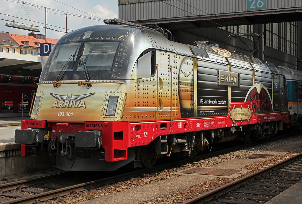 183 001 im Portrait in M�nchen Hbf am 29.07.2011