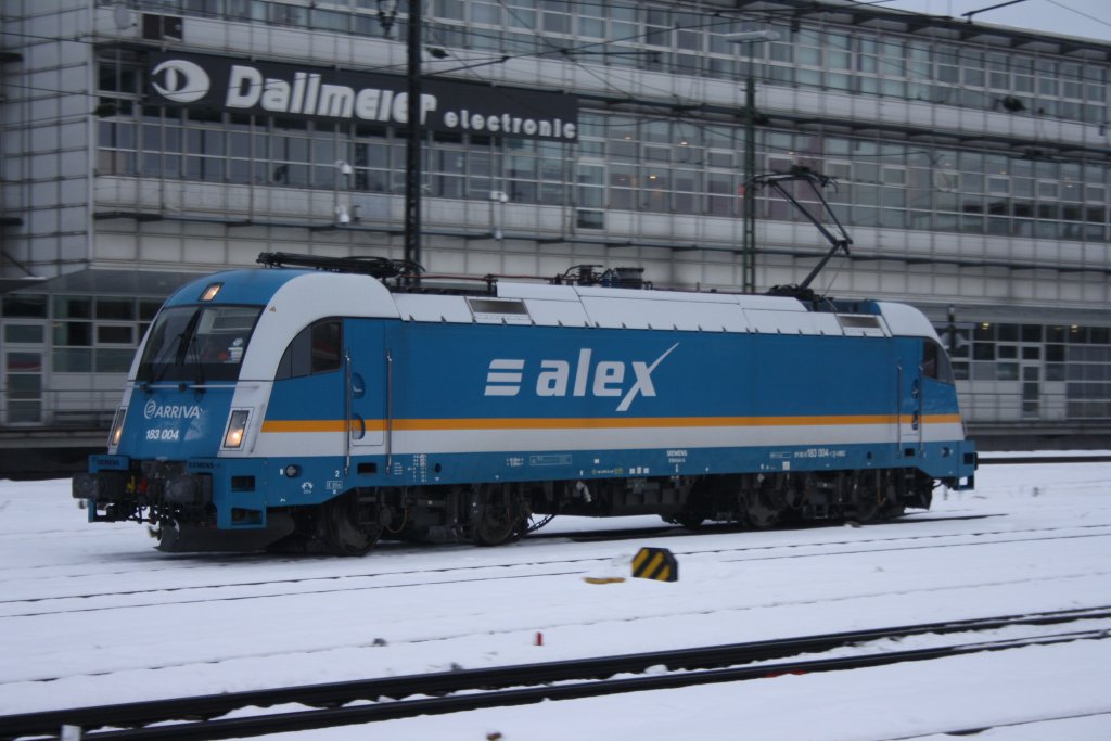 183 004 am 11.12.2010 im Bahnhof von Regensburg